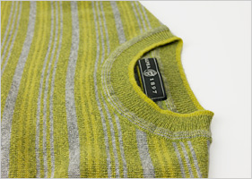 カシミヤクルーネックセーター/イエローグリ－ン